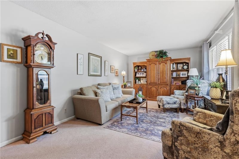 128 Karen Ln, Lansing, KS 66043