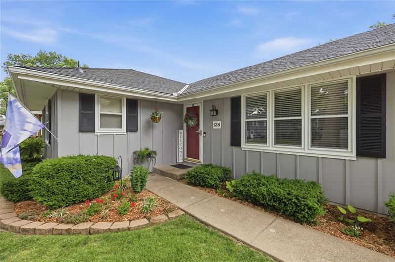 128 Karen Ln, Lansing, KS 66043