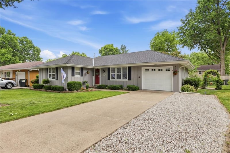 128 Karen Ln, Lansing, KS 66043