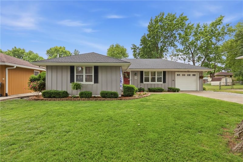 128 Karen Ln, Lansing, KS 66043