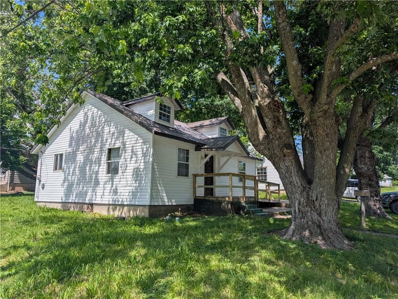 105 Colorado St, Windsor, MO 65360
