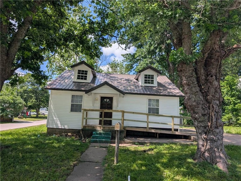 105 Colorado St, Windsor, MO 65360