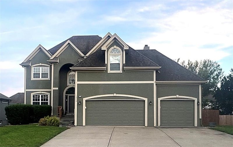 1313 Pebble Ln, Lee's Summit, MO 64082