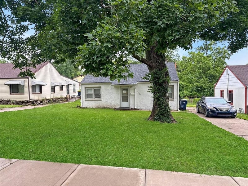 7229 Agnes Ave, Kansas City, MO 64132