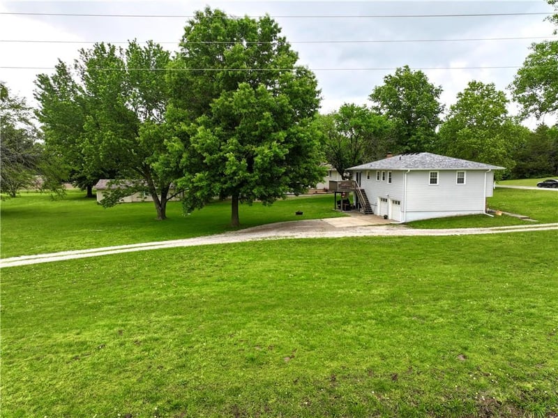452 111 Rd, Warrensburg, MO 64093