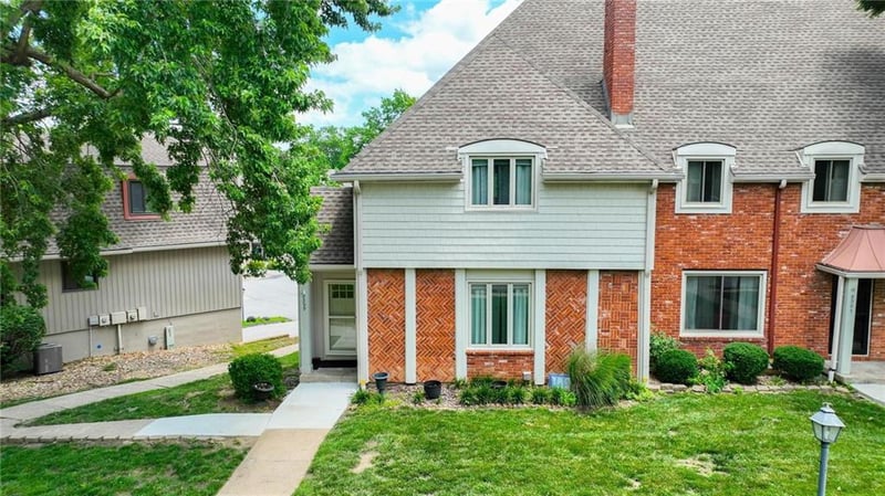 8399 Waukomis Dr, Kansas City, MO 64154