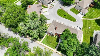 8399 Waukomis Dr, Kansas City, MO 64154