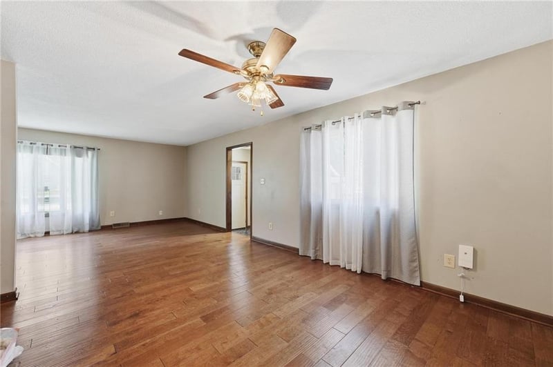 8399 Waukomis Dr, Kansas City, MO 64154