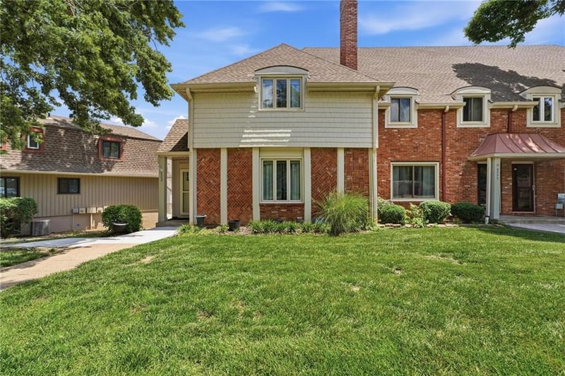 8399 Waukomis Dr, Kansas City, MO 64154