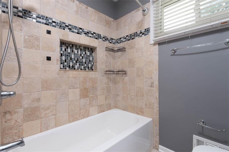 8357 Locust St, Kansas City, MO 64131