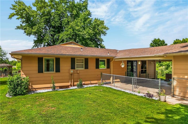 3807 Christie Ter, St Joseph, MO 64504