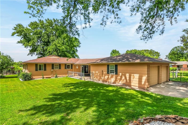 3807 Christie Ter, St Joseph, MO 64504