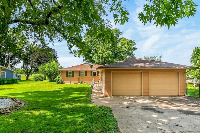 3807 Christie Ter, St Joseph, MO 64504