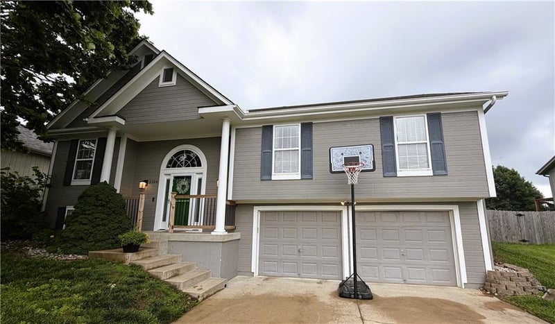 2304 Summerfield Dr, Blue Springs, MO 64029