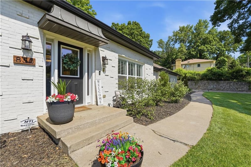 850 NW Valley Ln, Riverside, MO 64150