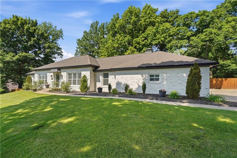 850 NW Valley Ln, Riverside, MO 64150