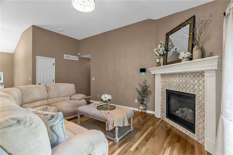623 Kisner Dr, Independence, MO 64056