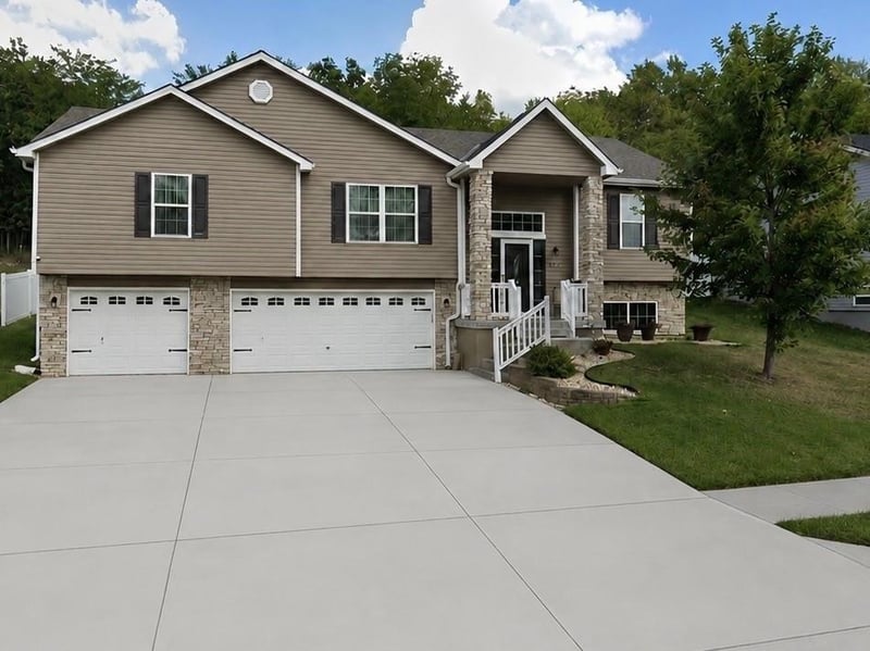 623 Kisner Dr, Independence, MO 64056