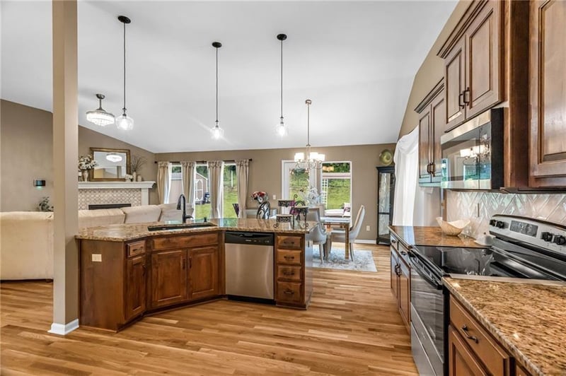 623 Kisner Dr, Independence, MO 64056