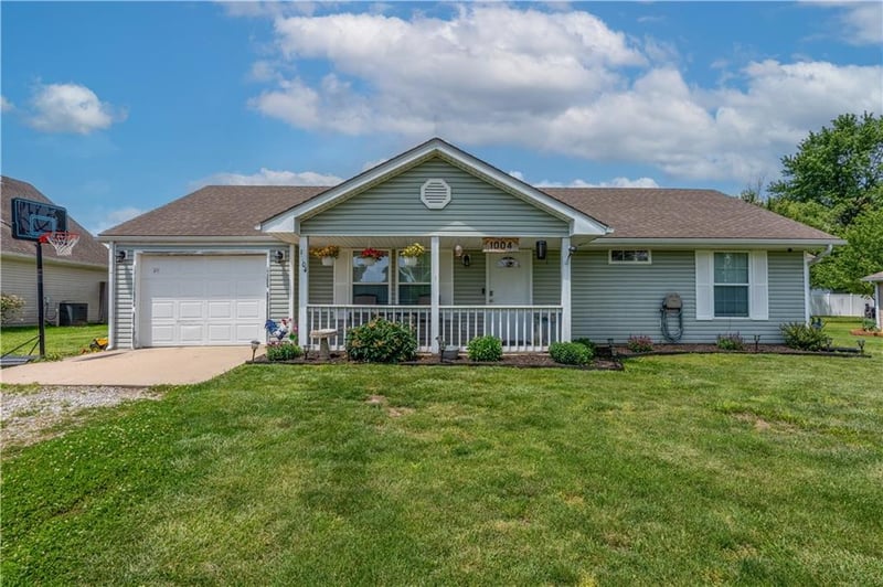 1004 S Oak St, La Monte, MO 65337