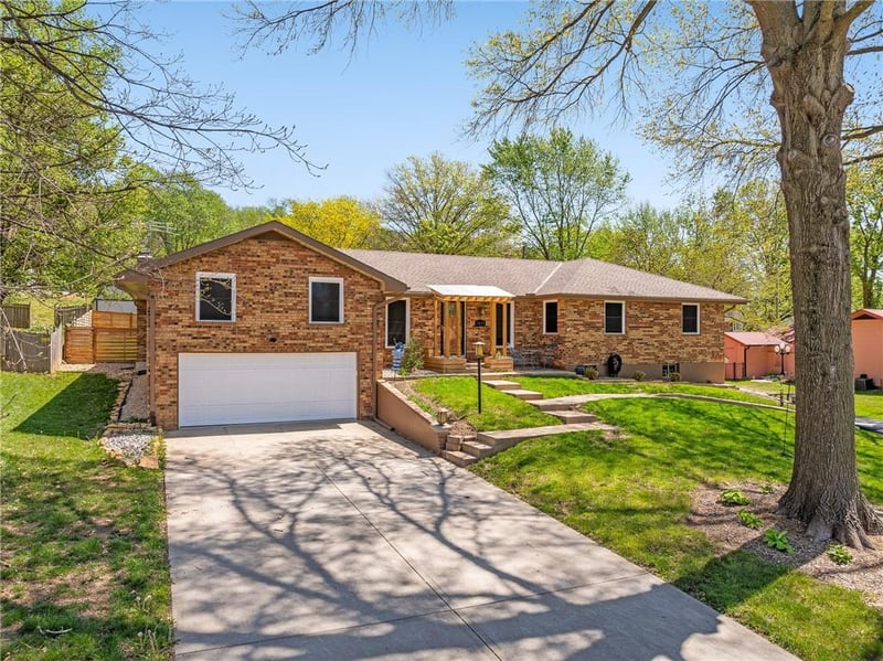 2127 15th St, Leavenworth, KS 66048
