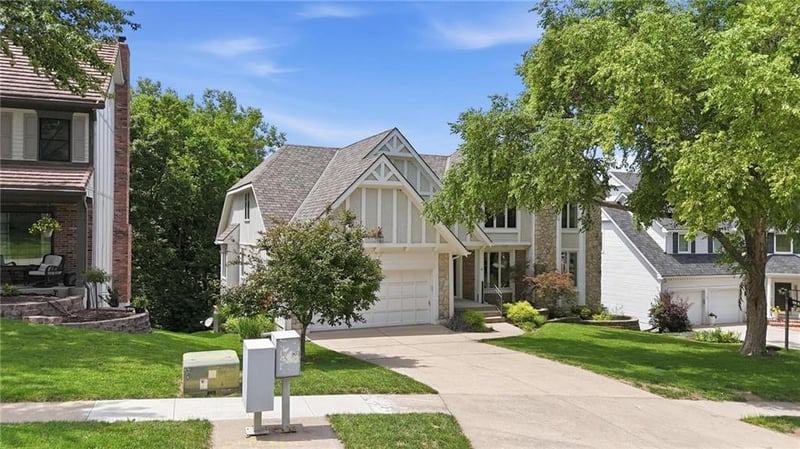 4142 Hampstead Dr, Lee's Summit, MO 64064