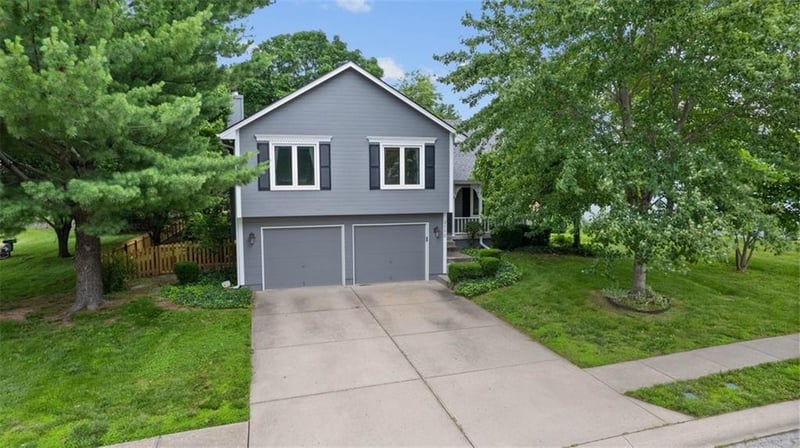 2112 Springbrook St, Blue Springs, MO 64014