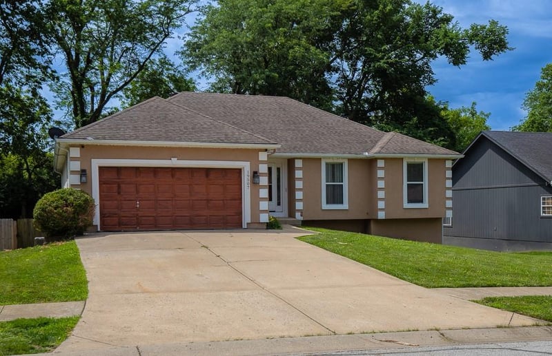 19507 Woodsbury Rd, Independence, MO 64058