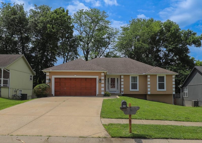 19507 Woodsbury Rd, Independence, MO 64058