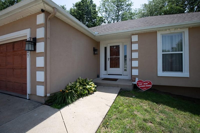 19507 Woodsbury Rd, Independence, MO 64058