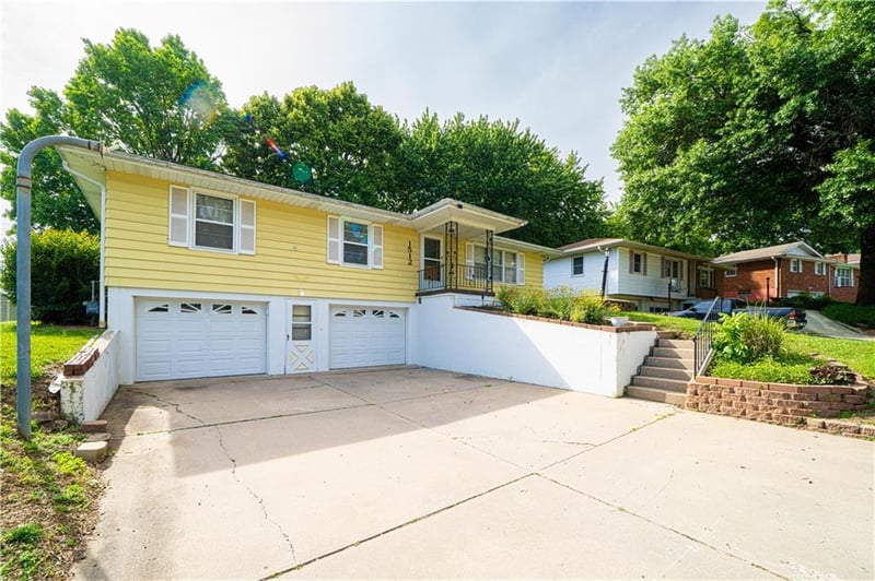 1512 Safari Dr, St Joseph, MO 64506