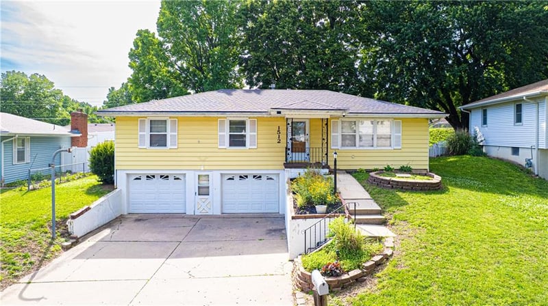 1512 Safari Dr, St Joseph, MO 64506