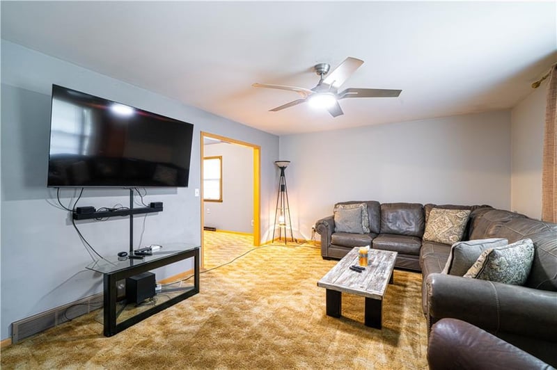 1512 Safari Dr, St Joseph, MO 64506