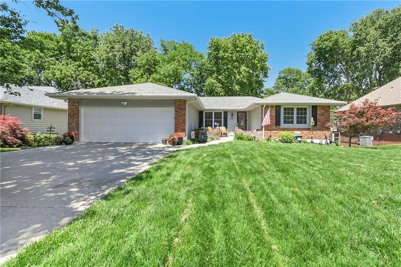 10816 54th St, Shawnee, KS 66203