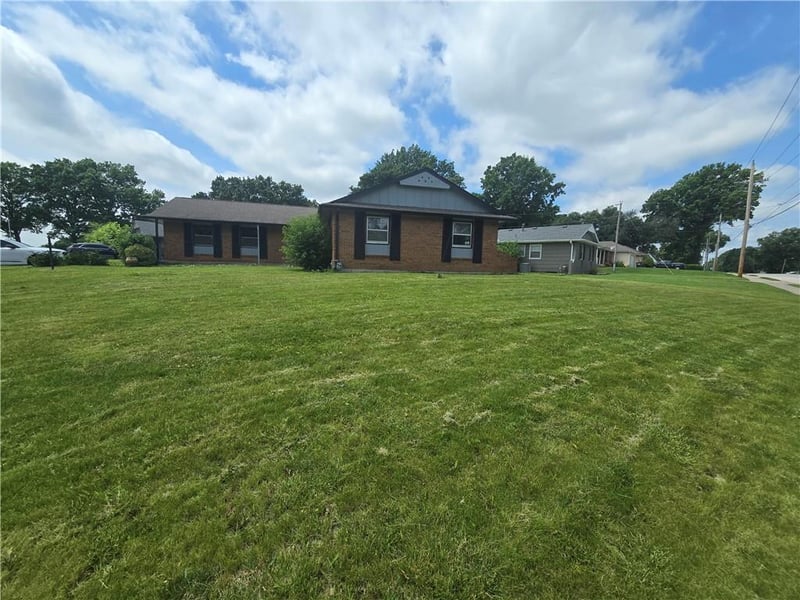 8700 Ford Ave, Raytown, MO 64138