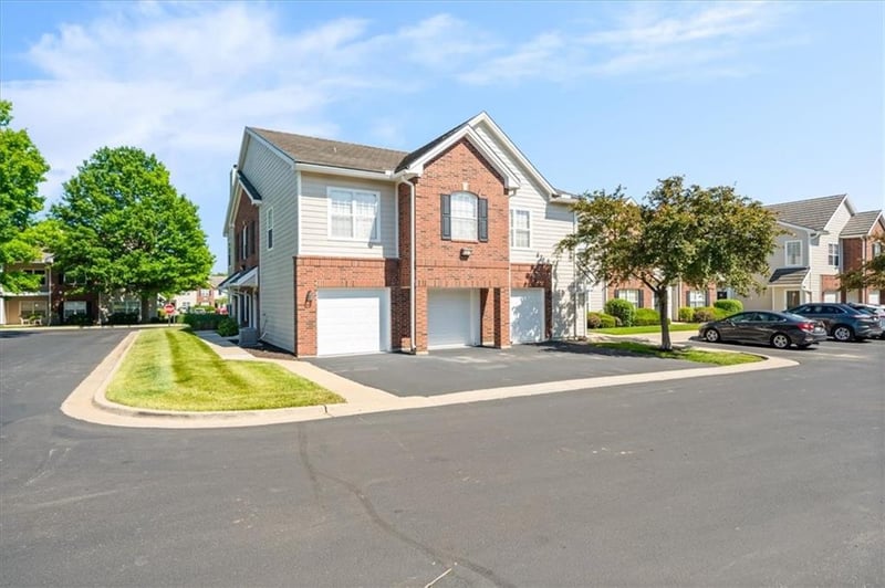 11612 Tomahawk Creek Pw #B, Leawood, KS 66211