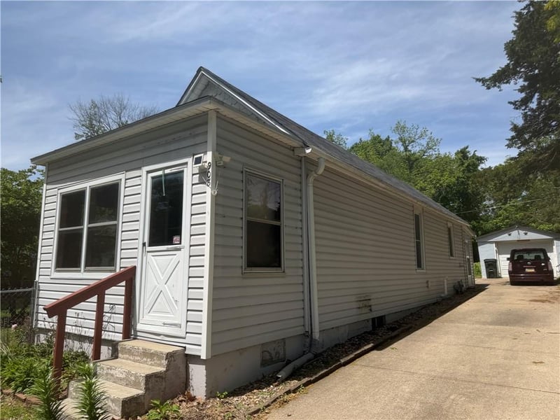 908 Chestnut St, Leavenworth, KS 66048