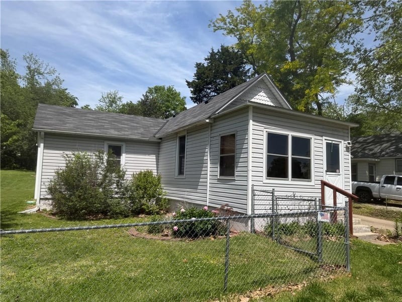 908 Chestnut St, Leavenworth, KS 66048