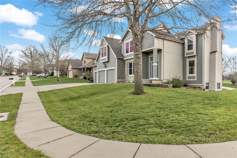1327 Huntington Dr, Liberty, MO 64068