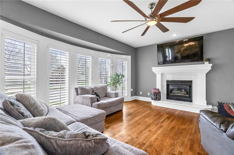 1327 Huntington Dr, Liberty, MO 64068