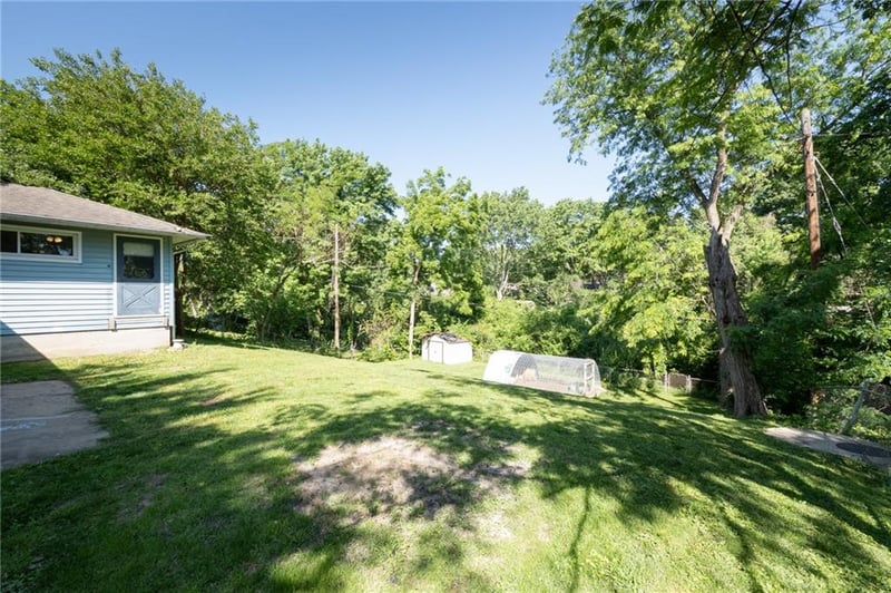 1202 Peggy Cir, Lee's Summit, MO 64081