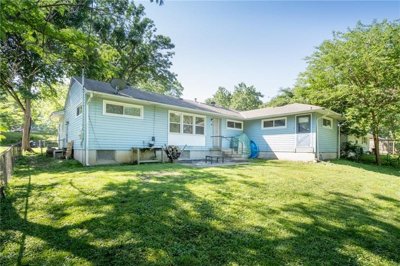 1202 Peggy Cir, Lee's Summit, MO 64081