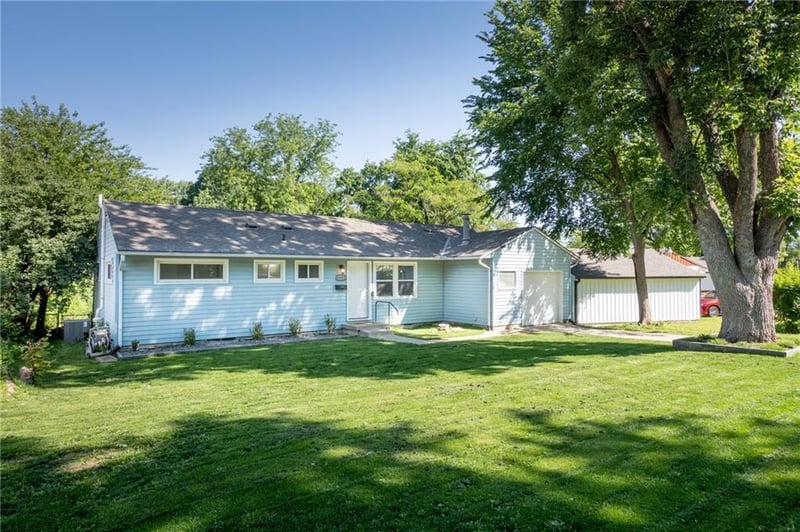 1202 Peggy Cir, Lee's Summit, MO 64081