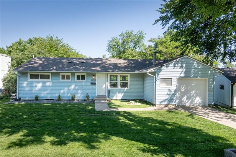 1202 Peggy Cir, Lee's Summit, MO 64081
