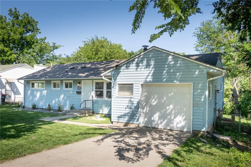 1202 Peggy Cir, Lee's Summit, MO 64081