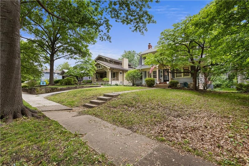 5836 Oak St, Kansas City, MO 64113