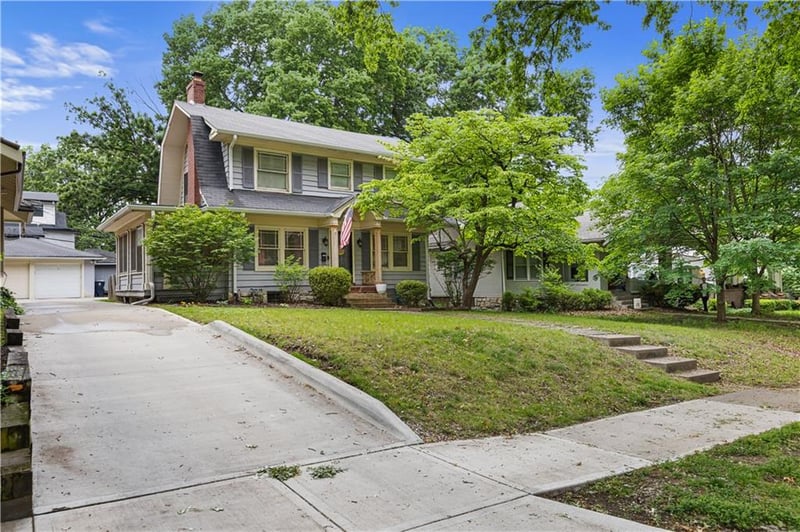 5836 Oak St, Kansas City, MO 64113