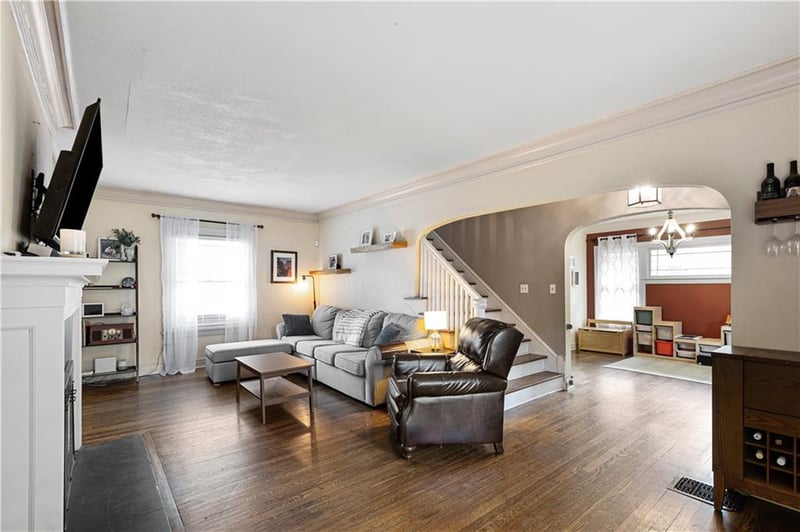 5836 Oak St, Kansas City, MO 64113