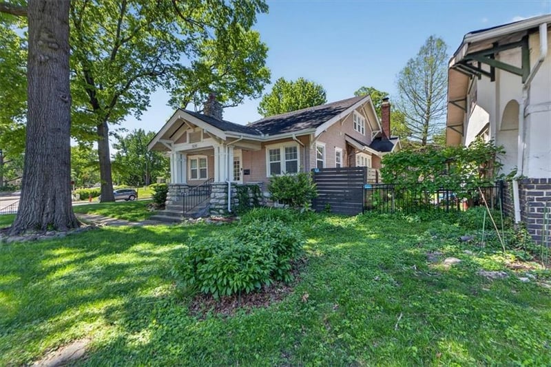 5850 Brookside Blvd, Kansas City, MO 64113