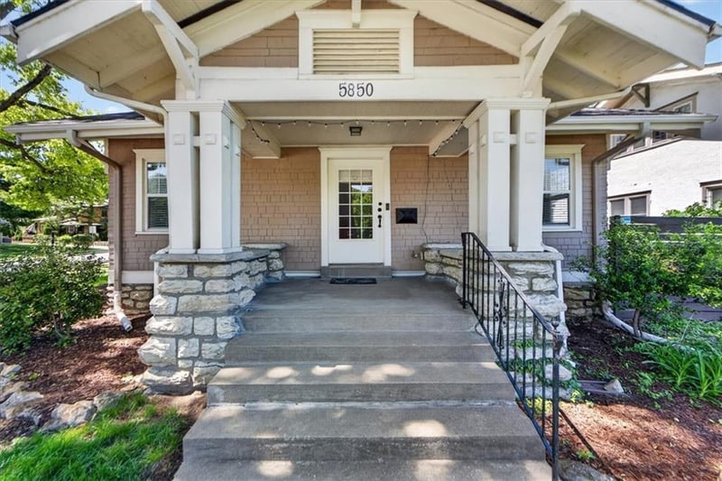5850 Brookside Blvd, Kansas City, MO 64113